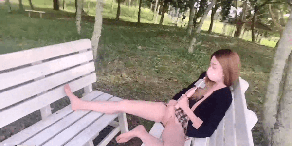 คลิปโป๊ฟรี แหกหีโชว์กลางแจ้ง เดินโชว์ตูดฟิตโชว์หีเนียน ๆ เม็ดแตดชมพูในสวน