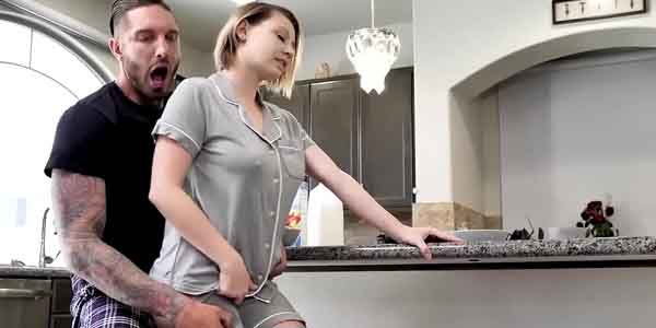 ลูกสาวอ่อยให้พ่อมาเย็ด แอบเอากันในบ้านลับหลังแม่ จัดกันมันส์ซอยหีฟิตควยจัด